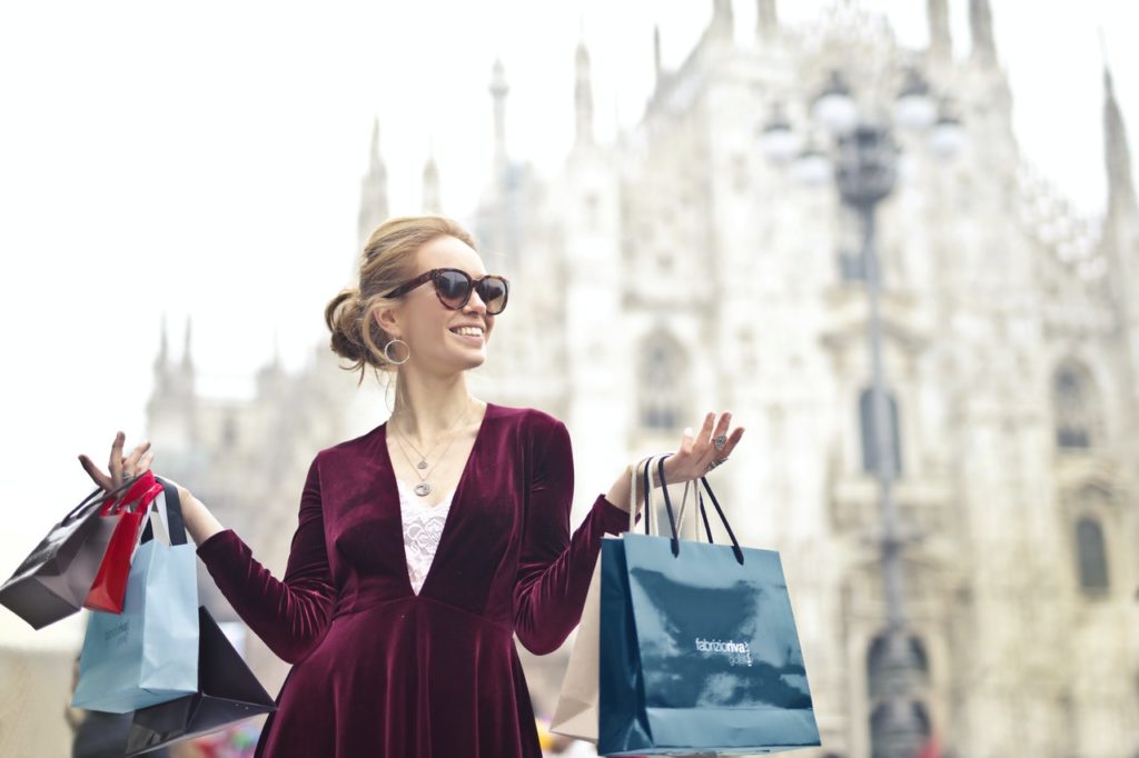 Picture of a shopper. To illustrate the SEO can help small businesses get more customers.